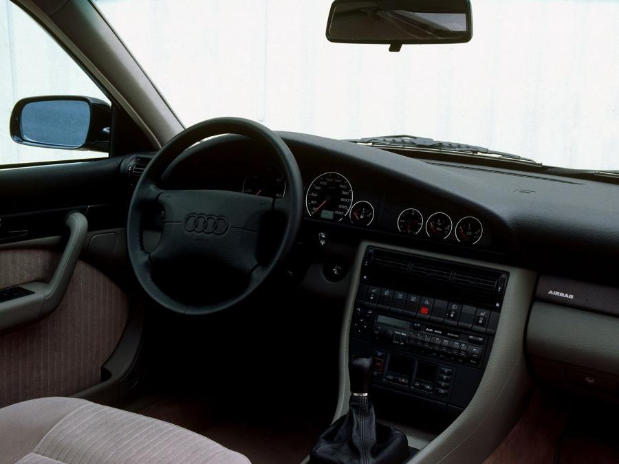 Торпедо Audi A6 Avant (4A, C4) 1994 года  (фото 6 из 15)